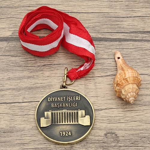  En güzel Hatıra Ahşap Çerceve İçinde  Diploma + Hafızlık Başarı Madalyonu